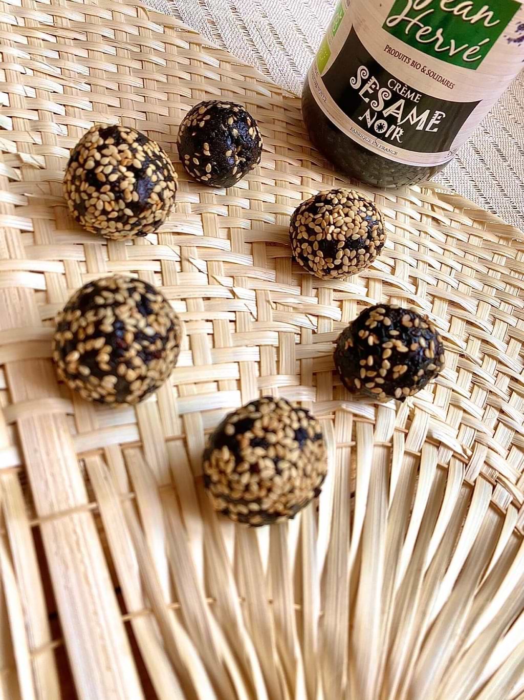 Energy ball à la purée de sésame noir